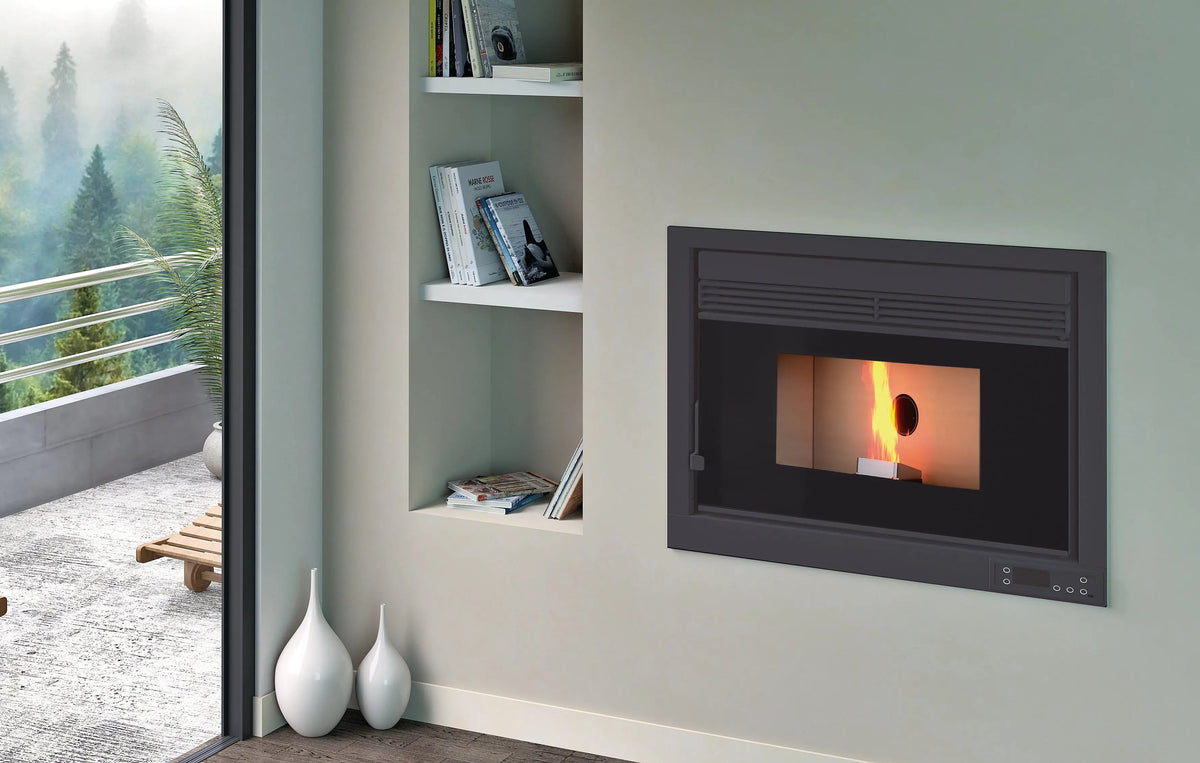 Insert à granulés installé dans une cheminée, comparé à un insert à bois