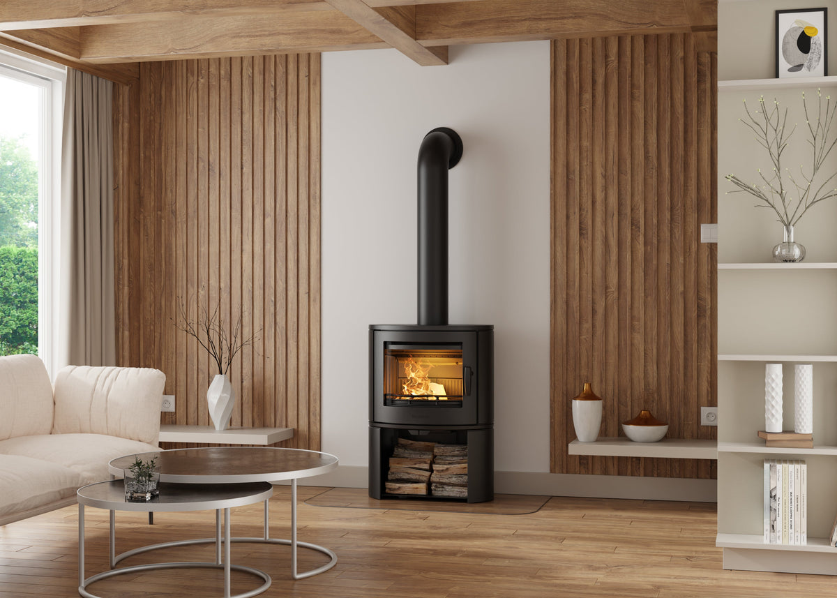 Poêle à bois NordFlam allumé dans un salon aux murs de bois