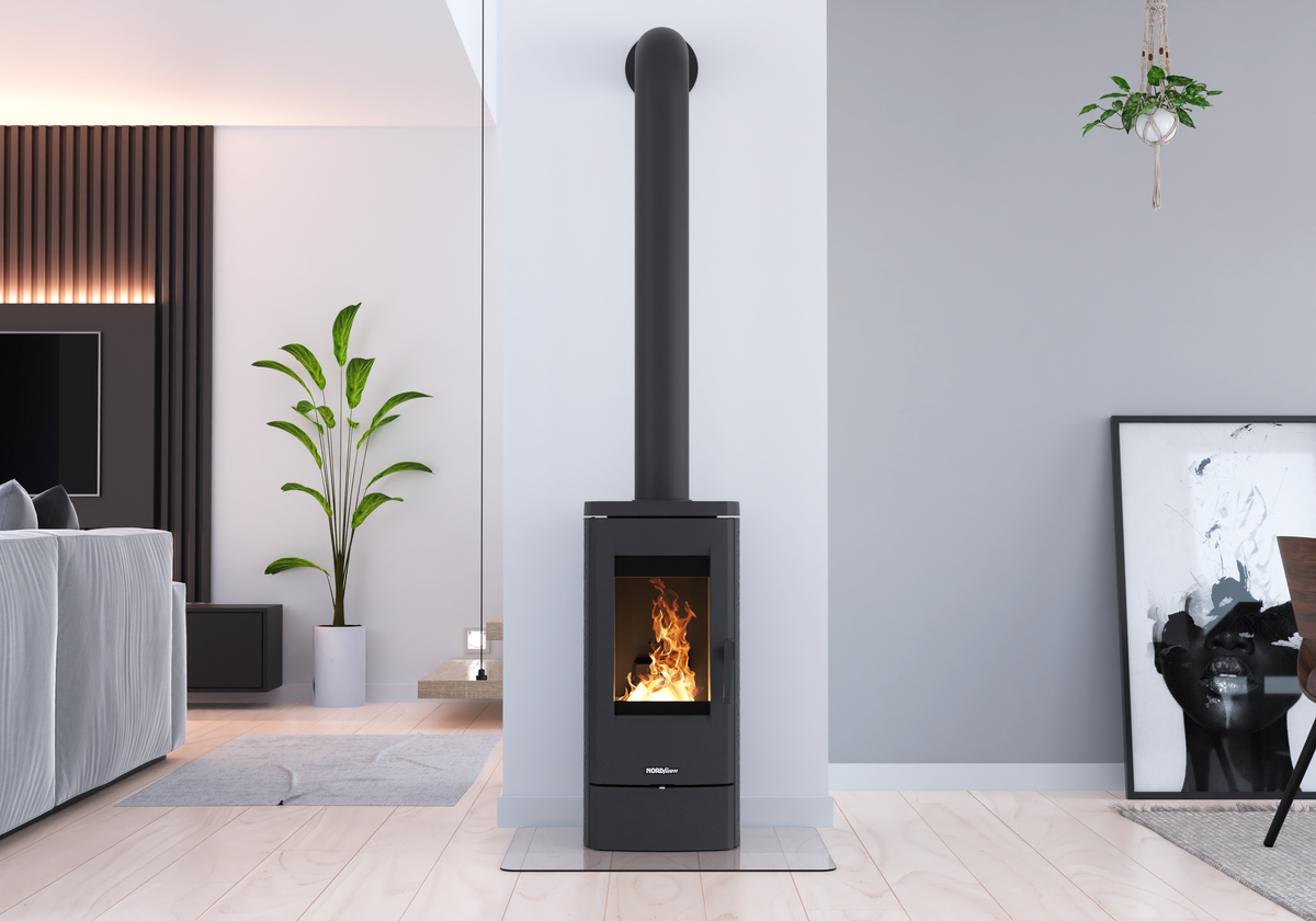 Poêle à bois NordFlam allumé dans un salon moderne