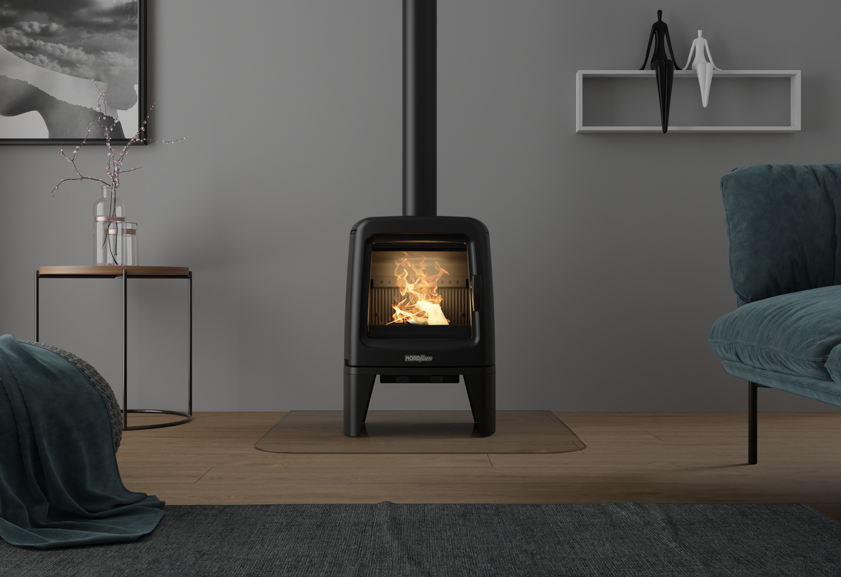 Poêle à bois NordFlam allumé dans un salon gris