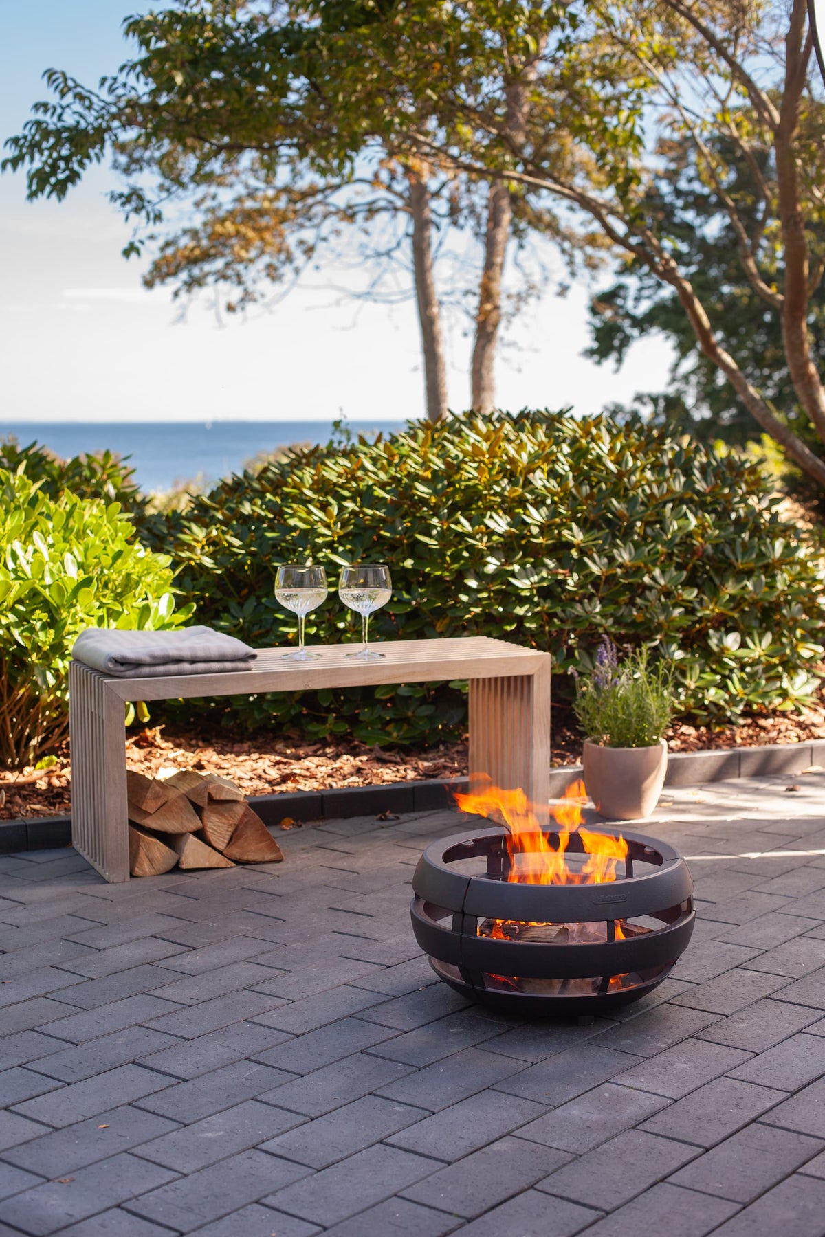 Brasero Aduro Fire Ball - Ambiance terrasse en bord de mer