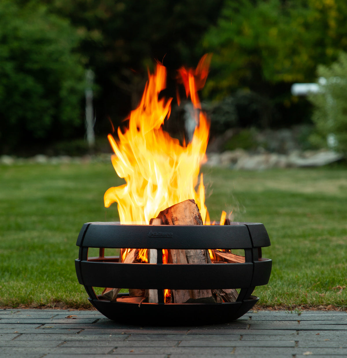 Brasero Aduro Fire Ball - Flamme allumée sur pelouse