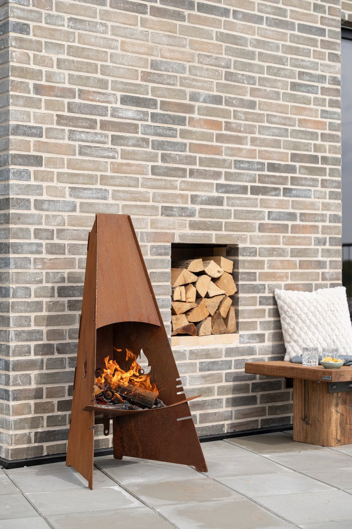 Cheminée d'extérieur Aduro Outdoor Fireplace - Acier corten, feu de bois allumé