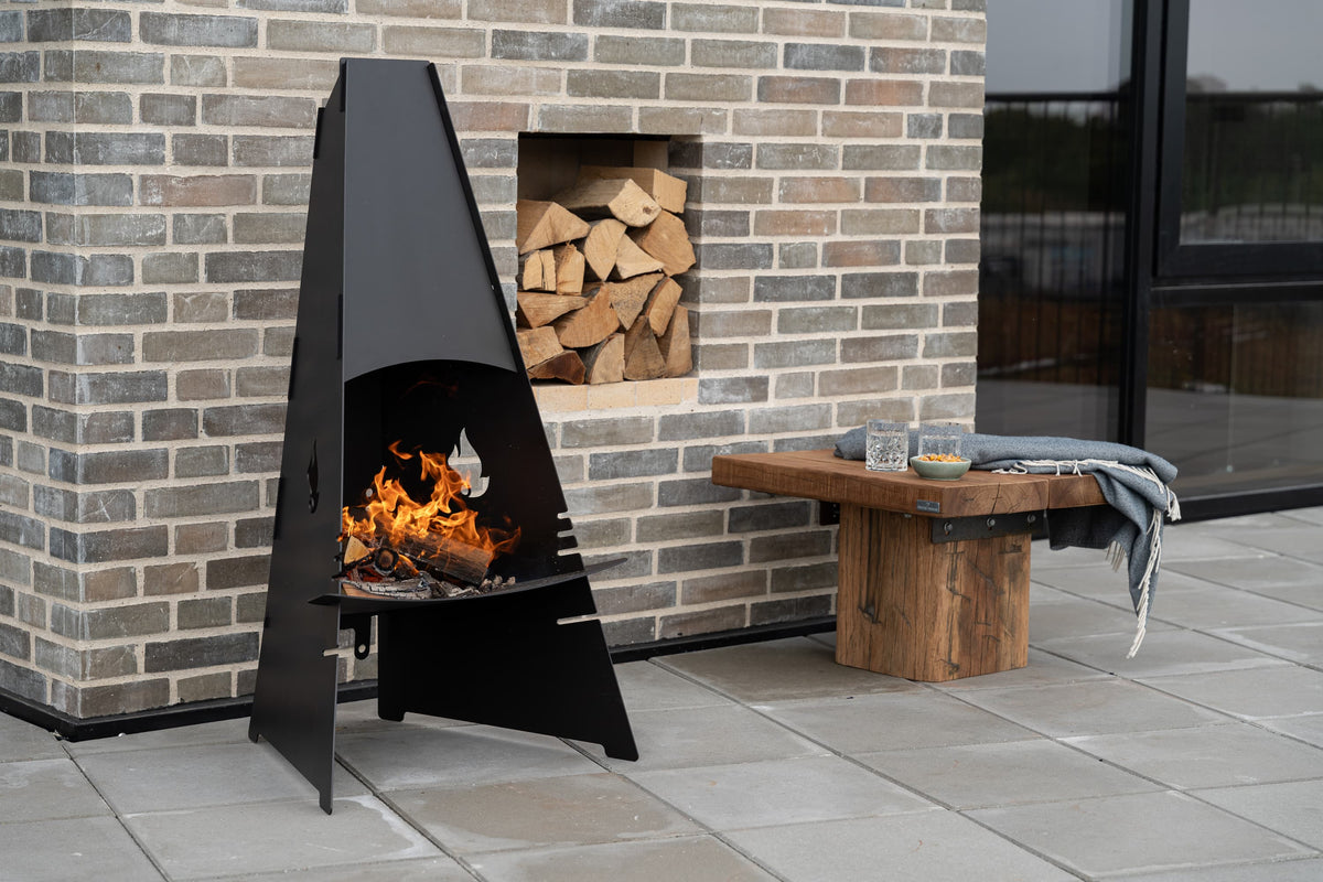 Cheminée d'extérieur Aduro Outdoor Fireplace - Acier noir, ambiance terrasse