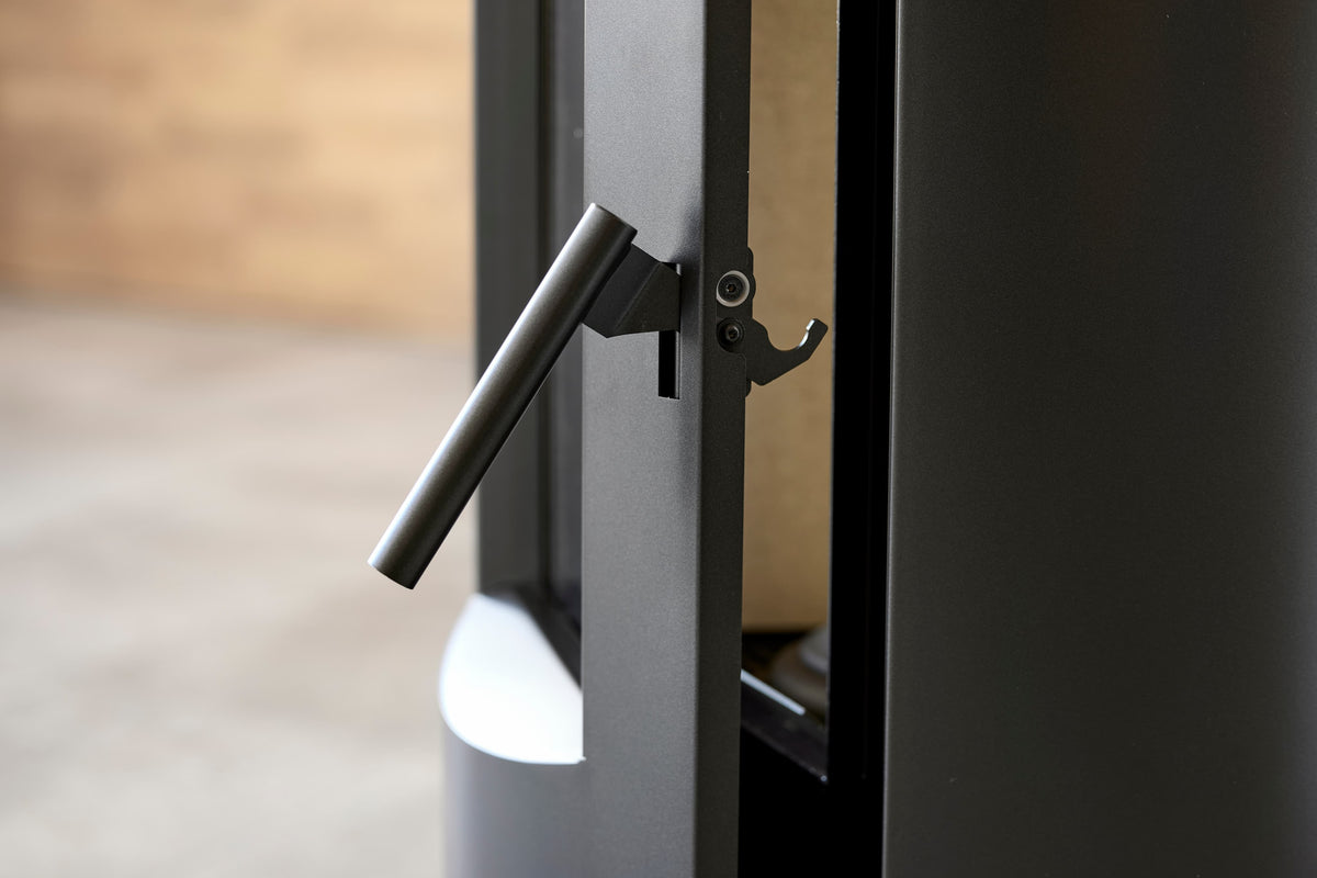 Poêle à granulés Aduro P6 - Détail poignée de porte